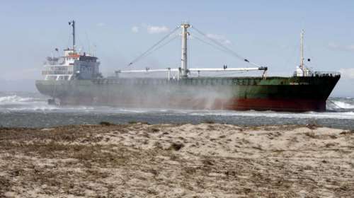 Φορτηγό πλοίο προσάραξε στο λιμάνι του Αντιρρίου