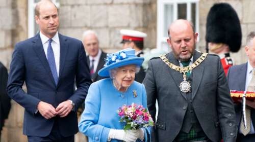 Η βασίλισσα και ο μελλοντικός βασιλιάς: Το βλέμμα αγάπης του Γουίλιαμ στη γιαγιά του