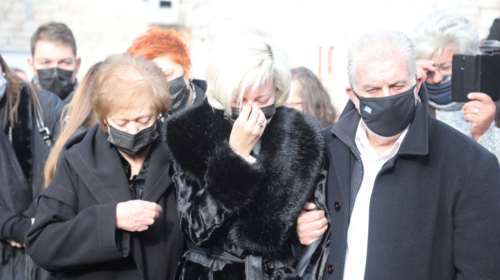 Κηδεία Γιώργου Τράγκα: Ράκος και υποβασταζόμενη η σύζυγός του στο τελευταίο αντίο [εικόνες]