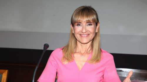 Μάρα Ζαχαρέα: Ποζάρει με μαύρο ολόσωμο μαγιό στη βεράντα του σπιτιού της στην Πάρο