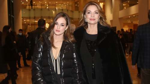 Μαρία Βοσκοπούλου: Πως συνδύασε το στιλάτο φλοράλ φόρεμα με το πουλόβερ [Εικόνες]