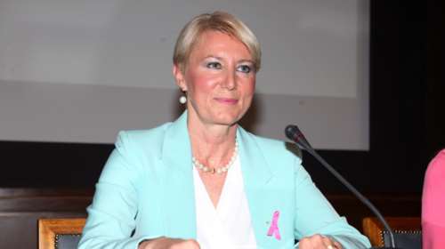 Νατάσα Παζαΐτη: Το καλοκαιρινό φόρεμα σε αποχρώσεις aegean blue που φόρεσε στη νέα της έξοδο