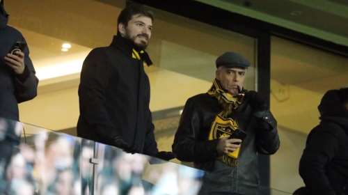Νίκος Ευαγγελάτος: Η &quot;Peaky Blinders&quot; εμφάνιση με πίπα και τραγιάσκα - Στο γήπεδο με τον γιο του, Λάμπη [Εικόνες]