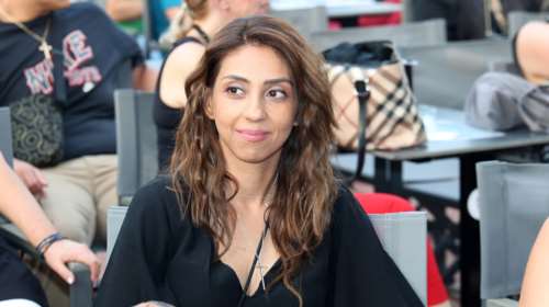 Ειρήνη Κεσογλίδου: Η σπάνια εμφάνιση της κόρης του Βασίλη Καρρά - Στα μαύρα και συγκινημένη σε εκδήλωση για τον πατέρα της