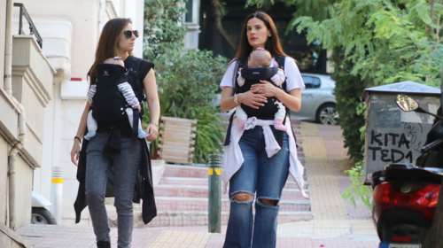 Χριστίνα Μπόμπα: Η σπάνια εμφάνιση με την αδελφή του Σάκη Τανιμανίδη μαζί με τις δίδυμες