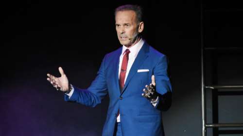 Πέτρος Κωστόπουλος: Με εξώφυλλο του Nitro ένα τσαρούχι, θέλει να &quot;ξεβλαχέψει&quot; ξανά τους Έλληνες