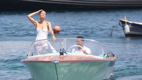 Βίκυ Καγιά: Σαν σταρ της Κρουαζέτ με total white look στη Μύκονο