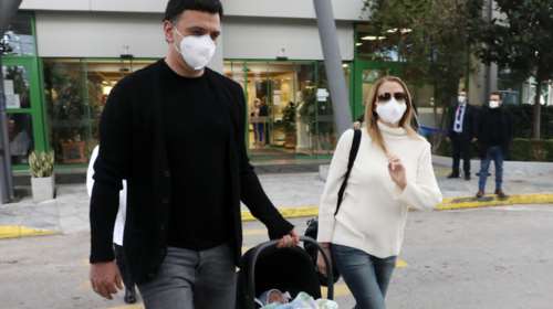 Κικίλιας: Φωτογραφίζει τον γιο του μπροστά από το χριστουγεννιάτικο δέντρο [εικόνα]