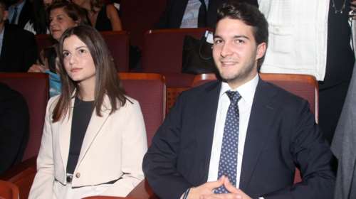 Αλίκη Καραμανλή: Μια κούκλα σε εκδήλωση μαζί με τον αδελφό της Αλέξανδρο Καραμανλή και τους γονείς τους