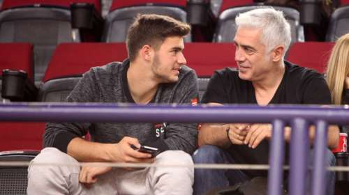 Αντώνης Νικοπολίδης: Ο κούκλος γιος του, Γιάννης στα βήματα του πατέρα του - Η απίστευτη ομοιότητα