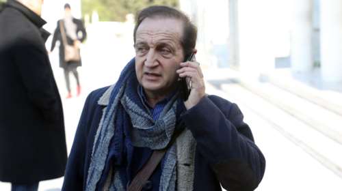 Ξεσπά ο Μπιμπίλας για τους δημοσιογράφους στην κηδεία του Κωνσταντίνου: &quot;Ντροπή σας, αγράμματοι&quot;