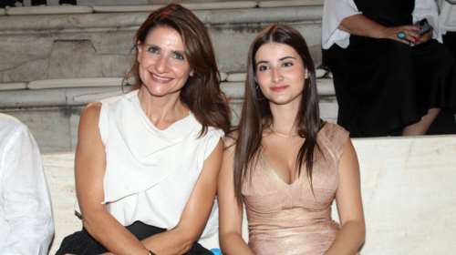 Μαρινέλλα: Η κόρη της Τζωρτίνα Σερπιέρη και η εγγονή της Μελίνα Δασκαλοπούλου λίγο πριν τη δουν να καταρρέει στη σκηνή