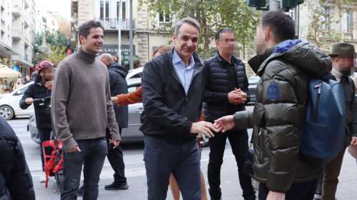 Κυριάκος Μητσοτάκης: Χαλαρή βόλτα στο κέντρο της Αθήνας μαζί με τον γιο του, Κωνσταντίνο [εικόνες]