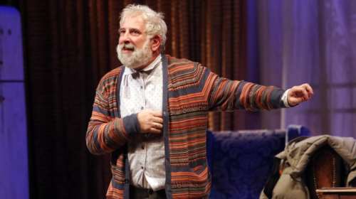 Πέτρος Φιλιππίδης: Δημόσια εμφάνιση στη Γλυφάδα- Χαμογελαστός, casual ντυμένος, με μακριά γενειάδα [Βίντεο]