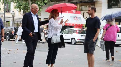 Νίκος Δένδιας: Βόλτα στο κέντρο της Αθήνας μαζί με τη σύζυγό του και τον γιο τους [εικόνες]