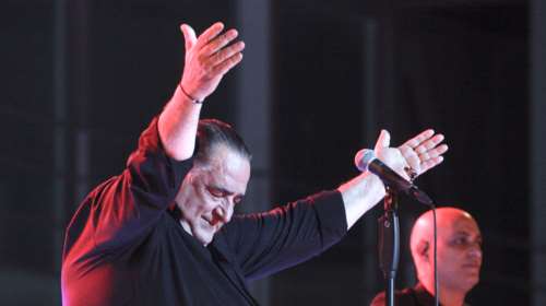 Αγνώριστος ο Βασίλης Καρράς μετά την περιπέτεια της υγείας του - Με άσπρα μαλλιά και μούσι