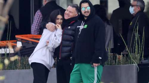 Αλέξης Κούγιας: Στο γραφείο του ο γιος του - Η γωνιά με τις οικογενειακές φωτογραφίες τους [εικόνα]