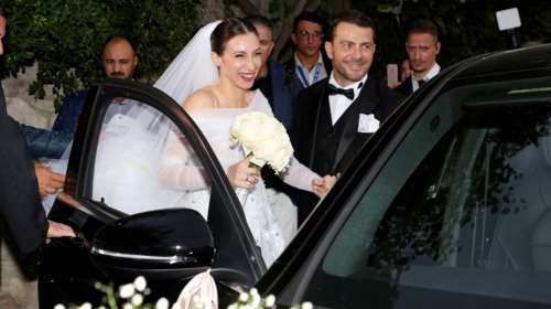 Παντρεύτηκαν ο Γιώργος Αγγελόπουλος και η Δήμητρα Βαμβακούση: Τα δάκρυα του Ντάνου και οι εκλεκτοί καλεσμένοι [Εικόνες - Βίντεο]