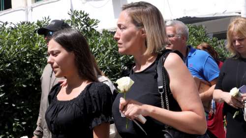 &quot;Στο καφενείο των αγγέλων&quot;: Τελευταίο αντίο στον Γιώργο Γεωργίου - Συντετριμμένες η σύζυγος και η κόρη του [εικόνες]