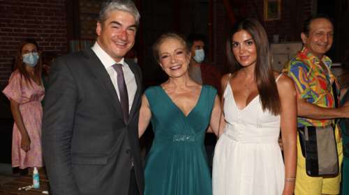 Τσιμτσιλή – Σοφός: Θεατρική βραδιά για το ζευγάρι - Το υπέροχο λευκό φόρεμα της Σταματίνας