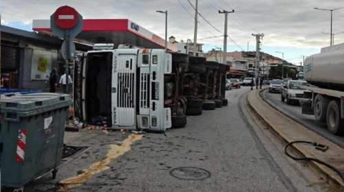 Τροχαίο στη Βάρη: Ανατράπηκε νταλίκα που μετέφερε σακιά με χώμα [εικόνες]
