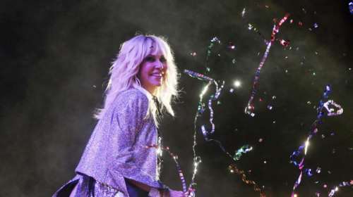 Αννα Βίσση: Αποθέωση για την απόλυτη Ελληνίδα star στο κατάμεστο θέατρο Πέτρας - Η συνύπαρξη με τον Καρβέλα στη σκηνή