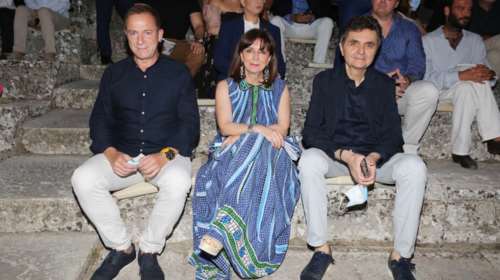 Υπέρκομψη η Σακελλαροπούλου στην Επίδαυρο - Με αέρινο φόρεμα και μάσκα παρακολούθησε τους &quot;Πέρσες&quot;