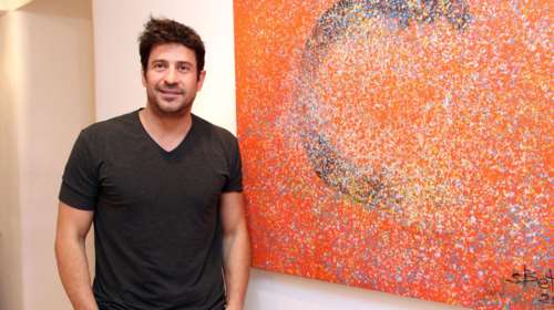 Ο Αλέξης Γεωργούλης μένει σπίτι και παίζει Metallica μπροστά στο τζάκι [βίντεο]