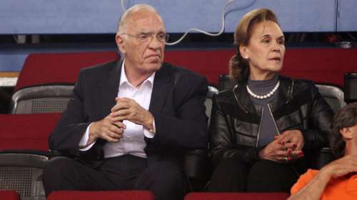 Βασίλης Λεβέντης: Συγκινημένη η σύζυγός του - &quot;Αποσωληνώθηκε επιτέλους, έχει επαφή με το περιβάλλον&quot; [Βίντεο]