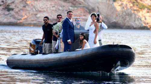 Γάμος σε νησί: Ποιοι διάσημοι Έλληνες επέλεξαν να παντρευτούν σε νησί της Ελλάδας - τα μέρη που κερδίζουν τις προτιμήσεις