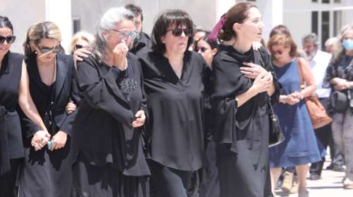 Νόνικα Γαληνέα: Συντετριμμένες οι κόρες της ηθοποιού στην κηδεία- Κρατούσαν η μία την άλλη, πίσω από το φέρετρο [εικόνες]