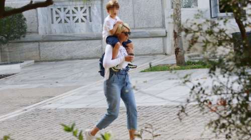 Σία Κοσιώνη: Με casual look στο κέντρο της Αθήνας - Βόλτα με τον γιο της, Δήμο Μπακογιάννη[Εικόνες]