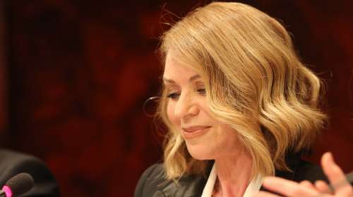 Έλλη Στάη: Σικάτη εμφάνιση με ασπρόμαυρο λουκ και κόκκινα μποτάκια [Εικόνες]