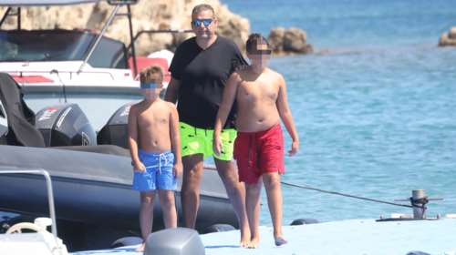 Γιώργος Λιάγκας: Παίζει σε παραλία της Μυκόνου με τους γιους του [εικόνες]