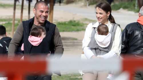 Μιχάλης Ζαμπίδης: Σπάνια δημόσια εμφάνιση - Μαζί με τη σύντροφό του και τις δίδυμες κόρες τους [Εικόνες]