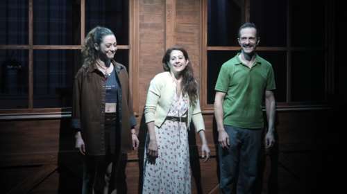 Πρεμιέρα για την παράσταση &quot;Στην εξοχή&quot; στο Θέατρο Αποθήκη παρουσία πολλών επωνύμων [εικόνες]