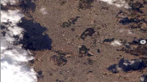 &quot;Διαστημικές ευχές&quot; από τον Γάλλο αστροναύτη Τομά Πεσκέτ που μας ευχήθηκε χρόνια πολλά με δύο υπέροχες φωτογραφίες