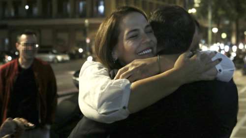 Χάρης Δούκας: Η θερμή αγκαλιά με την αδερφή του και το ανιψάκι του - H νέα μαμά με το μωρό στο καρότσι