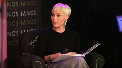 Πηνελόπη Αναστασοπούλου: Έξαλλη με δημοσιογράφους - Κατέβασε την κάμερα φωνάζοντας [Βίντεο]