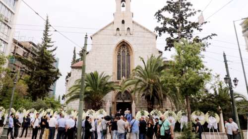 Το πιο συγκινητικό στεφάνι στην κηδεία του Ρόμπερτ Ουίλιαμς από δύο αδελφικούς του φίλους [εικόνες]
