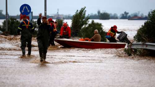Συγκλονίζουν οι εγκλωβισμένοι στην Καρδίτσα: &quot;Είμαστε 100 άτομα σε μία καφετέρια, μας άφησαν στο έλεος του Θεού&quot;