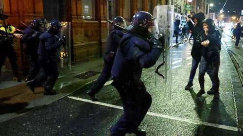 Σκηνές χάους στο Δουβλίνο από ακροδεξιούς χούλιγκαν μετά από επίθεση με μαχαίρι σε γυναίκα και παιδιά έξω από σχολείο