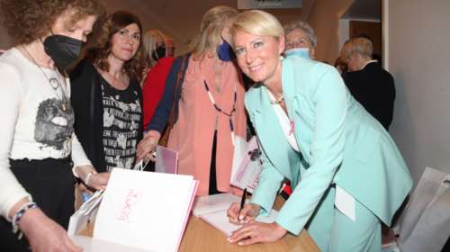 Νατάσα Παζαΐτη: Εντυπωσίασε σε παρουσίαση βιβλίου - Μαζί με τα παιδιά της Αλέξανδρο και Αλίκη [εικόνες]