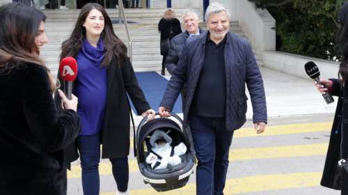 Γιώργος Πατούλης: Η πρώτη οικογενειακή φωτογραφία με το μωρό στα γενέθλια της Νάνσυς Κοιλού - "Να σε χαίρομαι"