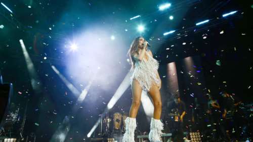 Αμετακίνητη η Βανδή: Προσβολή να τραγουδήσω με φόντο γιγαντοαφίσα του Κεμάλ 50 χρόνια από την τουρκική εισβολή στην Κύπρο