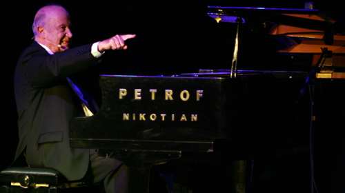 "Σταμάτησαν του ρολογιού οι δείκτες"… Καλλιτέχνες αποχαιρετούν τον Μίμη Πλέσσα - Τα μηνύματά τους συγκινούν