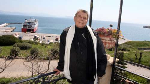 Ο Γιάννης Γαλάτης πουλάει την πολυκατοικία του στη Ραφήνα για φιλανθρωπίες σε 22 οικογένειες [βίντεο]