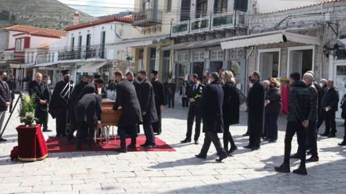 Το τελευταίο αντίο στον Δημήτρη Κοντομηνά: Συντετριμμένη η κόρη του, Μαρία [εικόνες]