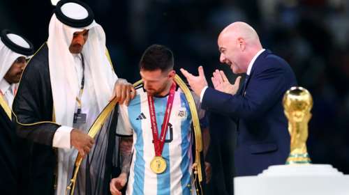 Μουντιάλ 2022: Tι ήταν το μαύρο και χρυσό πέπλο που φόρεσε ο Εμίρης του Κατάρ στον Μέσι, στην απονομή του τροπαίου [βίντεο]