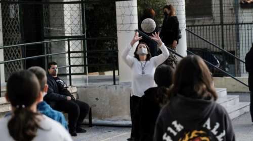 Σε σχολεία της Αθήνας η Κεραμέως: Το βόλεϋ στο προαύλιο και το &quot;ρουσφέτι&quot; που της ζήτησε ένας μαθητής